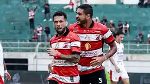 Pemain-Madura-United-Iran-Junior-kanan-dan-Junior-Brandao.jpg