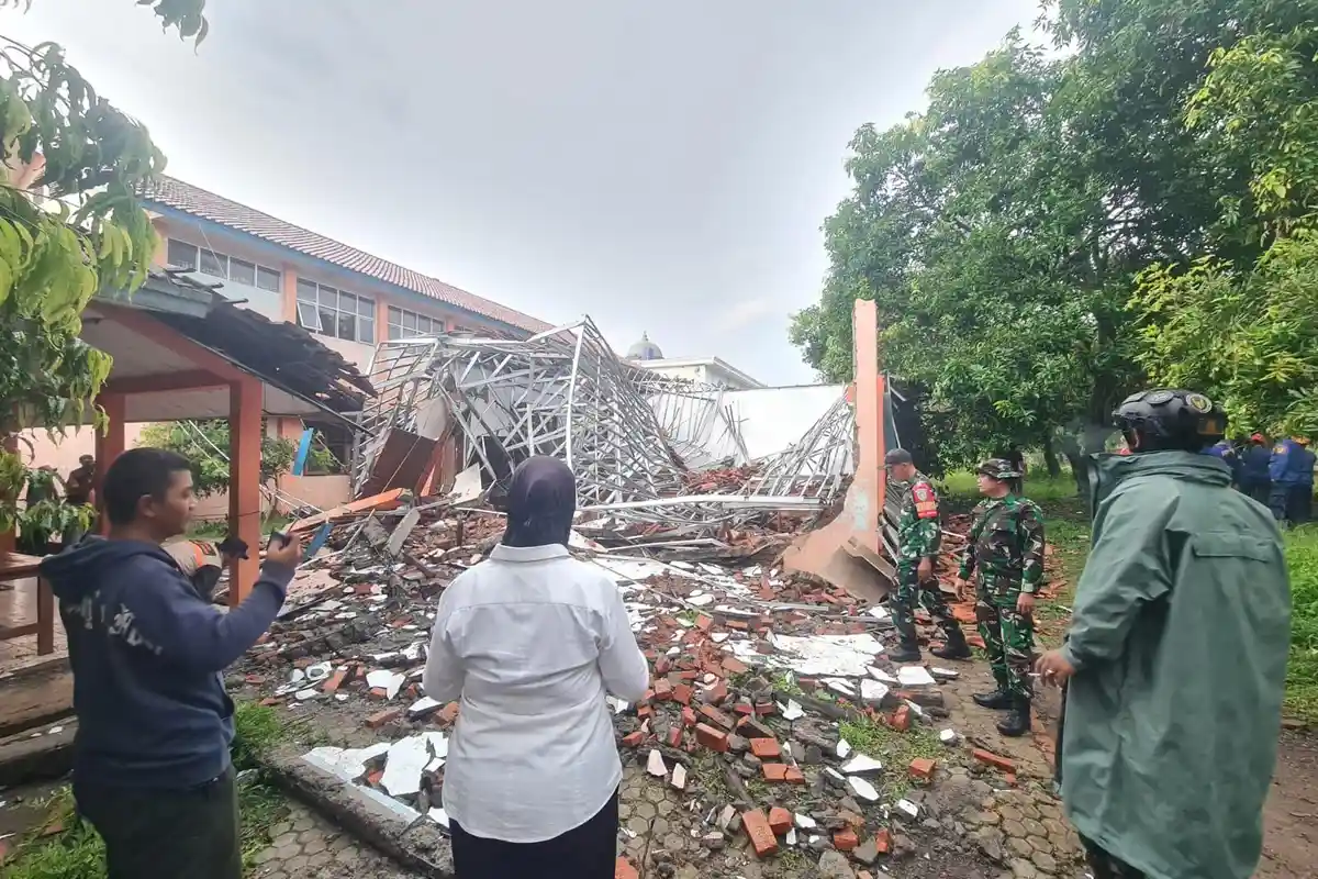Suasana Panik di SMK Gunung Putri Bogor, Atap Ambruk Saat Siswa Belajar, 44 Luka-luka