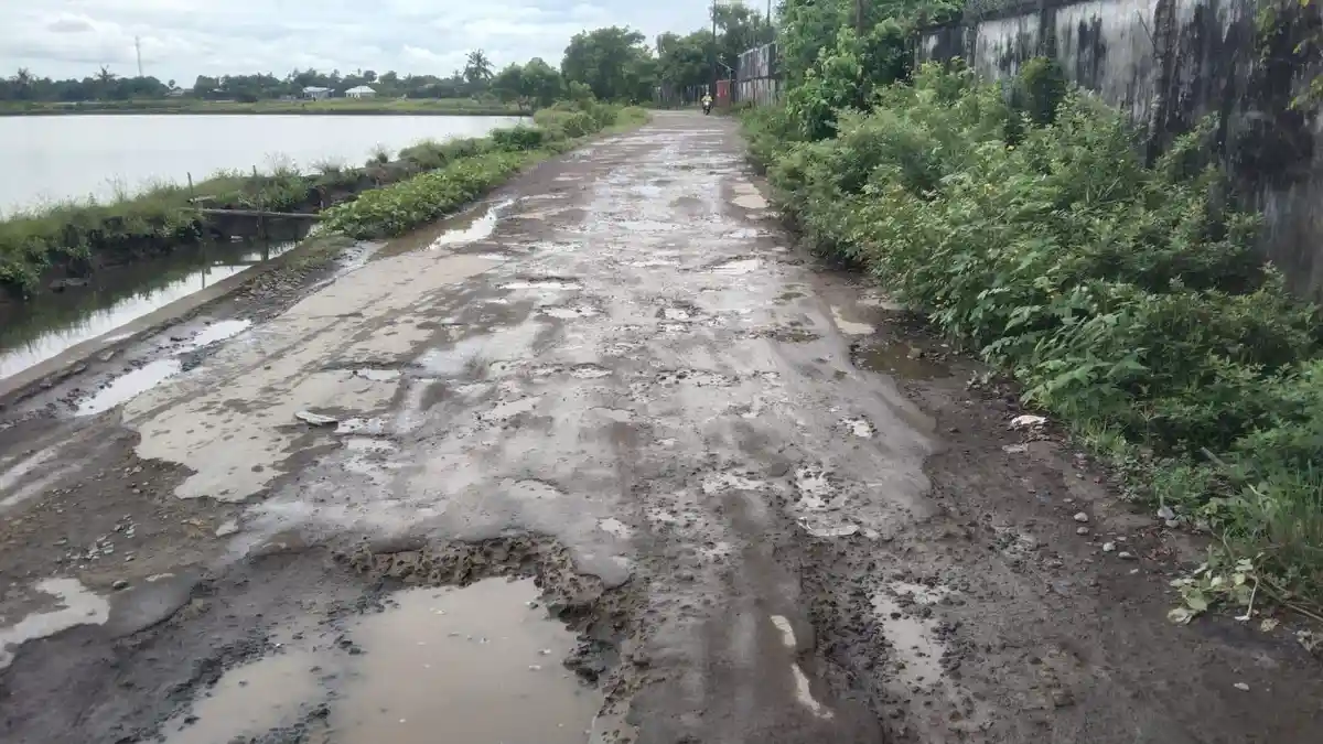 Jalan Penghubung Desa Laguruda-Ujung Baji Sanrobone Takalar Rusak, Dg Ngewa: Motor Terguncang-uncang