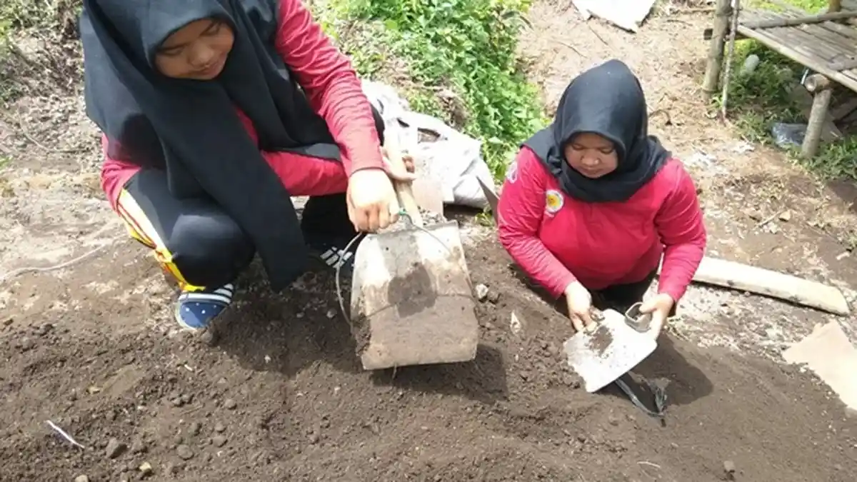 Dua Mahasiswi UAD Yogyakarta Rancang Alat Monitoring Longsor