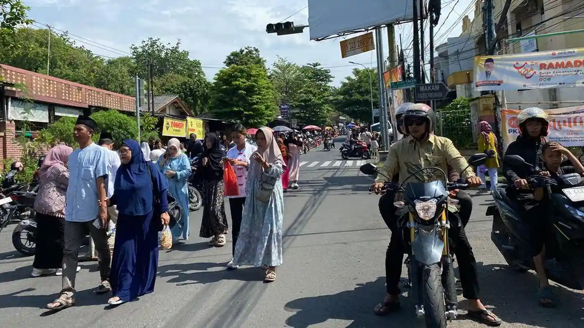 Usai Salat Id, Lautan Peziarah Padati Makam Bergota Semarang