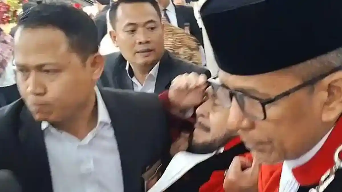 Anwar Usman Pingsan Usai Menjalani Kirab Purnatugas di MK