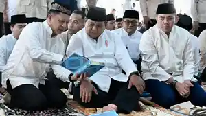 Presiden-Prabowo-Subianto-didampingi-Kasatgas-PRR-Tito-Karnavian-salat-Idulfitri-di-Aceh-Tamiang.jpg