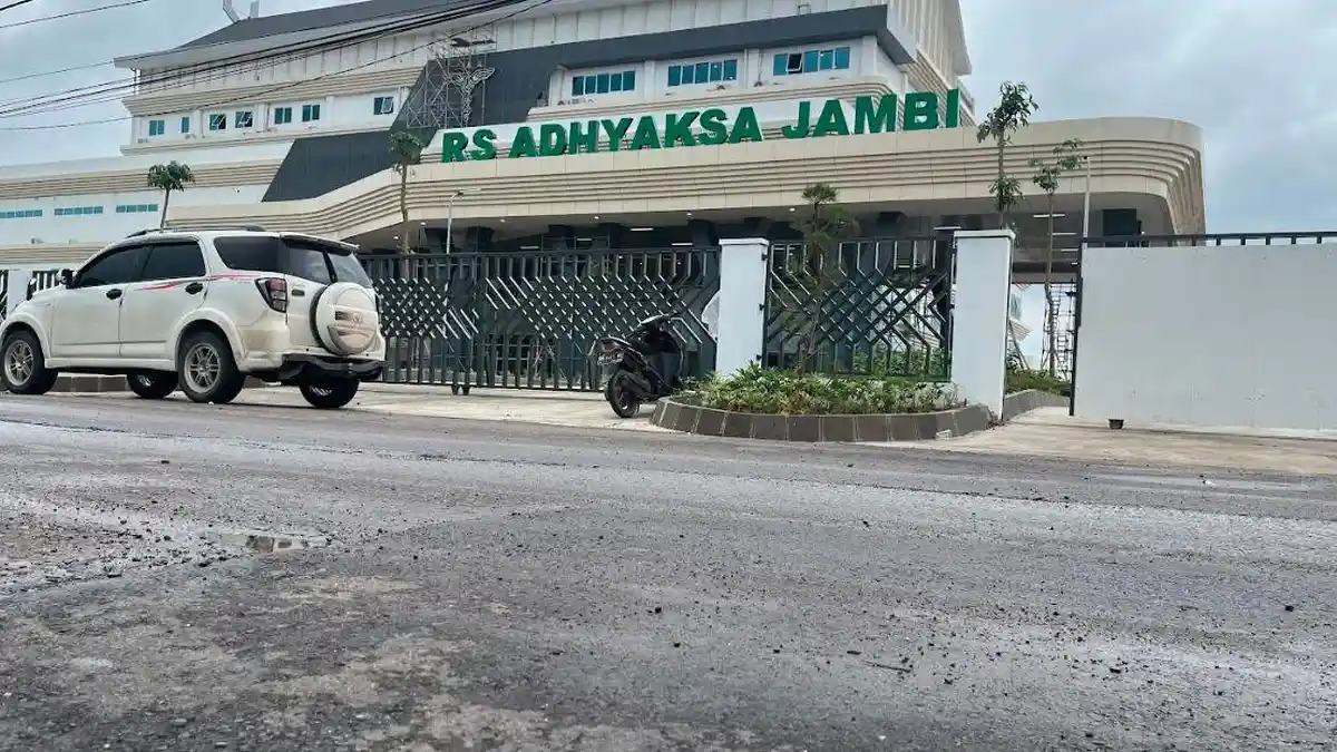 Potret RS Adhyaksa Jambi yang Berdiri di Tepi Sungai Batanghari