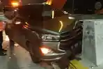 mobil-toyota-innova-menabrak-pembatas-pagar-gerbang-tol-jombang-mojokerto.jpg