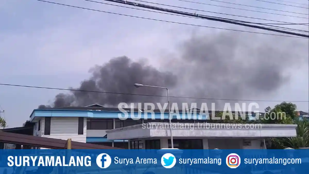 BREAKING NEWS - Kebakaran Pabrik PT Siantar Top Sidoarjo Jumat Siang