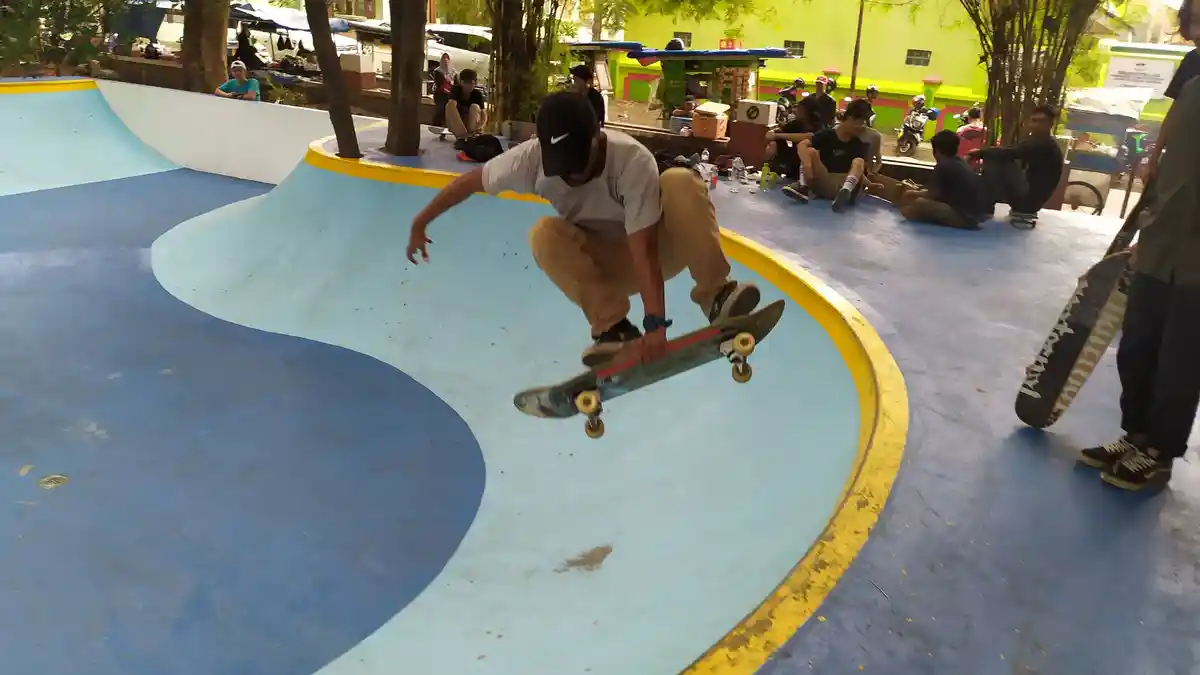 Puluhan Skateboarder Cimahi Uji Trek Skatepark Berstandar Asian Games