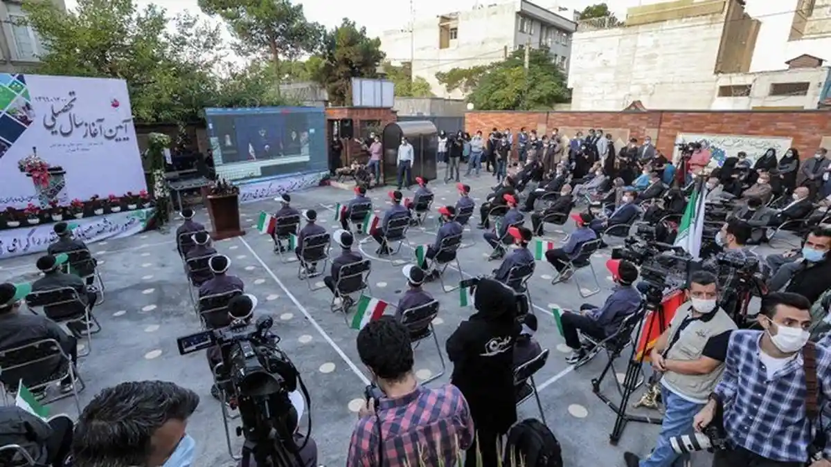 Iran Buka Sekolah Lagi, Presiden Sebut Pendidikan dan Kesehatan Sama Pentingnya