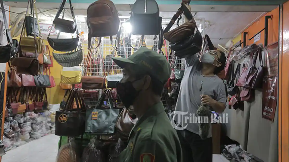 Linmas Dangin Puri Denpasar Imbau Semua Tempat Usaha Tutup pada Pukul 11 Malam