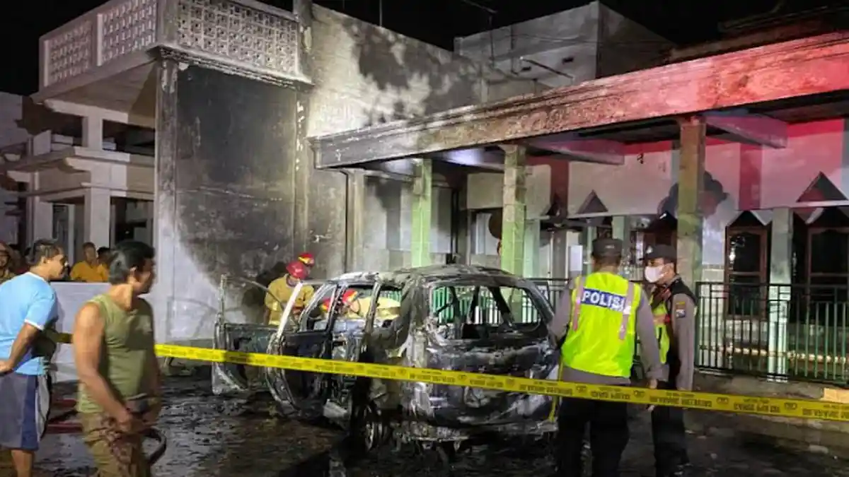 Mesin Mobil Dibiarkan Hidup saat Mampir Salat, Pria Trenggalek Kaget Waktu Ambil Wudhu, Api Berkobar