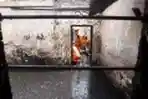 Pembersihan Sisa Kebakaran di Jatinegara Barat
