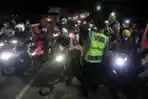 Pemudik Sepeda Motor Terobos Penyekatan di Karawang