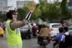 Petugas Polwan Sedang Mengatur Lalulintas