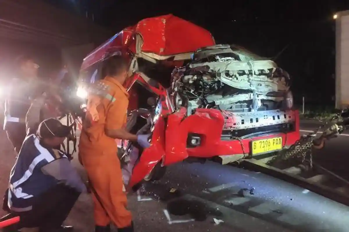 Detik-detik Kecelakaan Maut di Tol Cipularang, DayTrans Hajar Wing Box yang Berhenti karena Macet