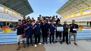 Pengurus-Aquatic-Pekanbaru-usai-salurkan-uang-saku.jpg