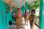Plt-Kepala-Disdikbud-Pelalawan-Leo-Nardo-bersama-tim-melakukan-monitoring-pelaksanaan-SPMB.jpg