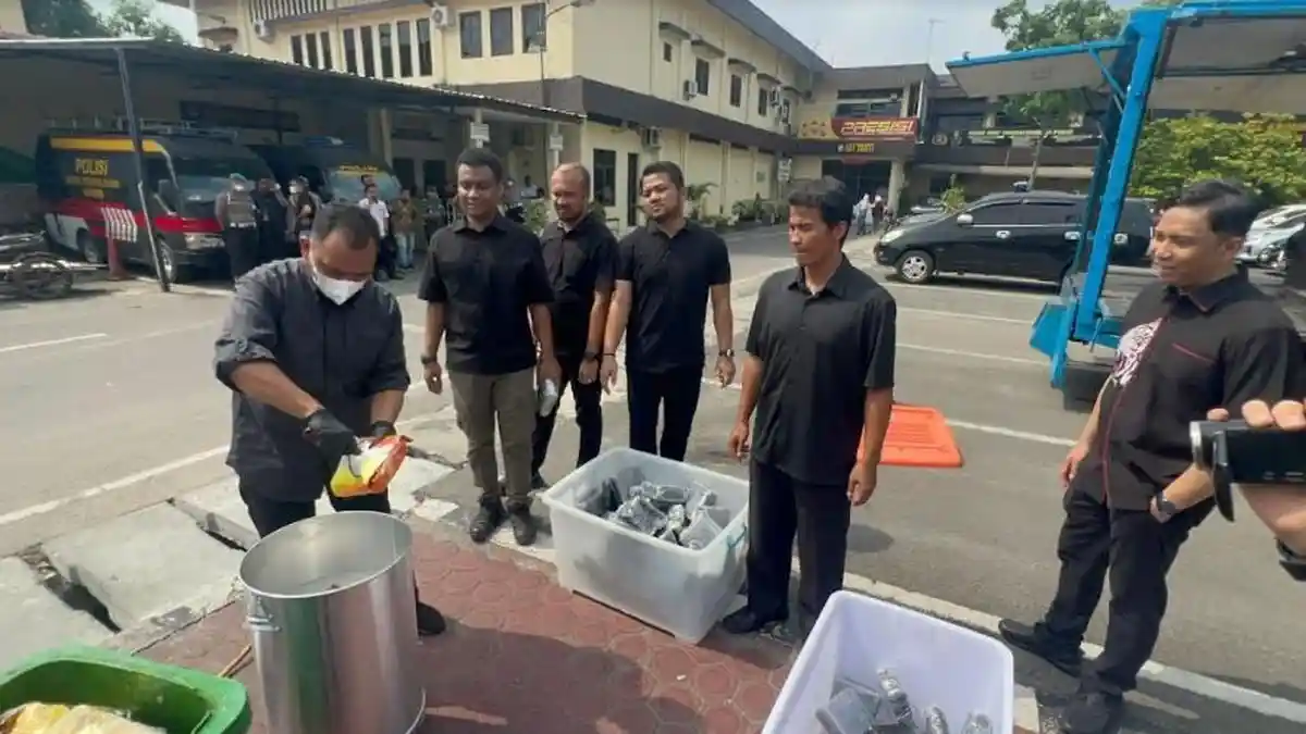 Polrestabes Medan Rebus dan Bakar Ratusan Kilogram Sabu dan Pil Happy Five