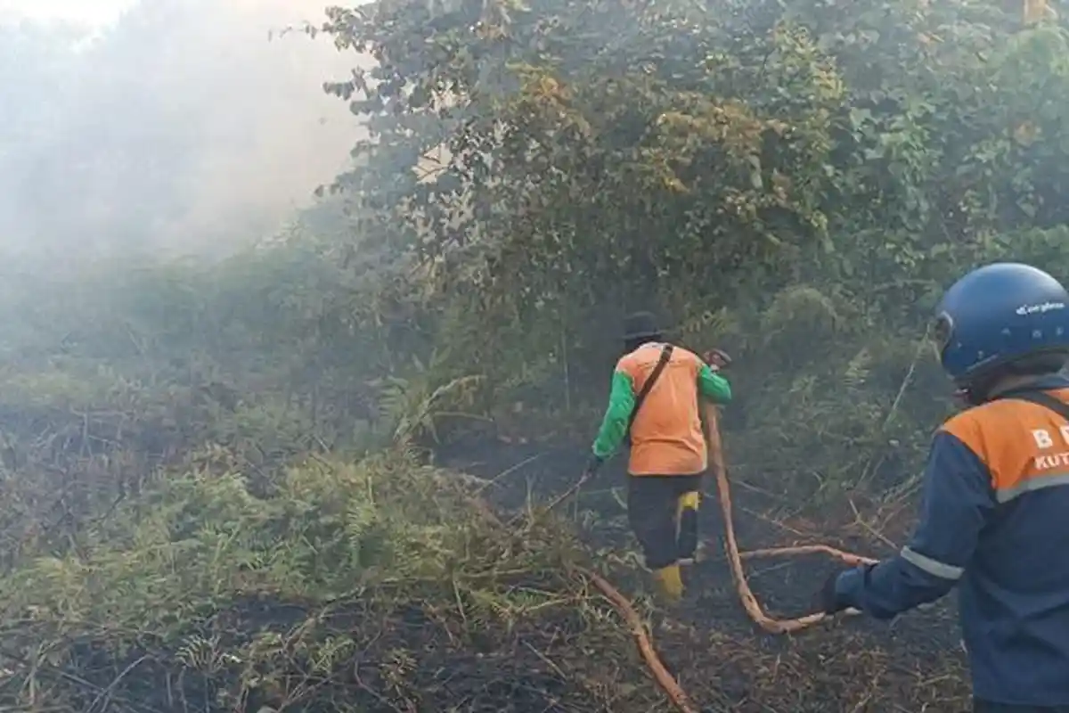Kebakaran Lahan di Jalan Soekarno Hatta Kutim Diduga Akibat Membakar Sampah