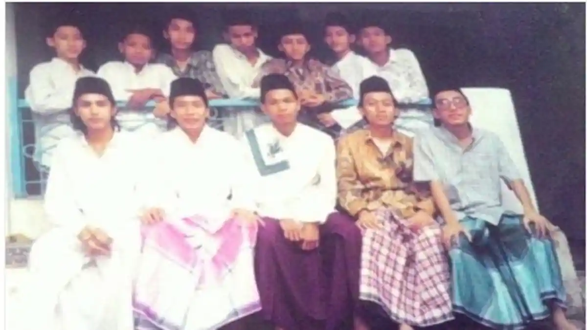 Siapa Sangka di Foto Jadul ini, Ada Sosok yang Kini Jadi Ustad Top dan ...