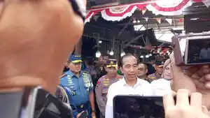 Jokowi-di-Pasar-Masomba-2023.jpg