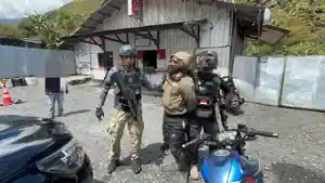 Anggota-KKB-Papua-Konara-Enumbi-saat-ditangkap-Satgas-Damai-Cartenz.jpg