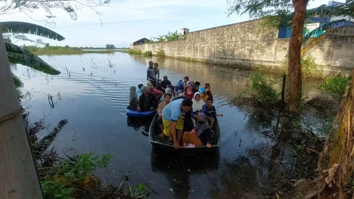 Terisolasi Karena Banjir, Warga Dukuh Karangturi Kudus Andalkan Perahu untuk Akses Keluar Masuk