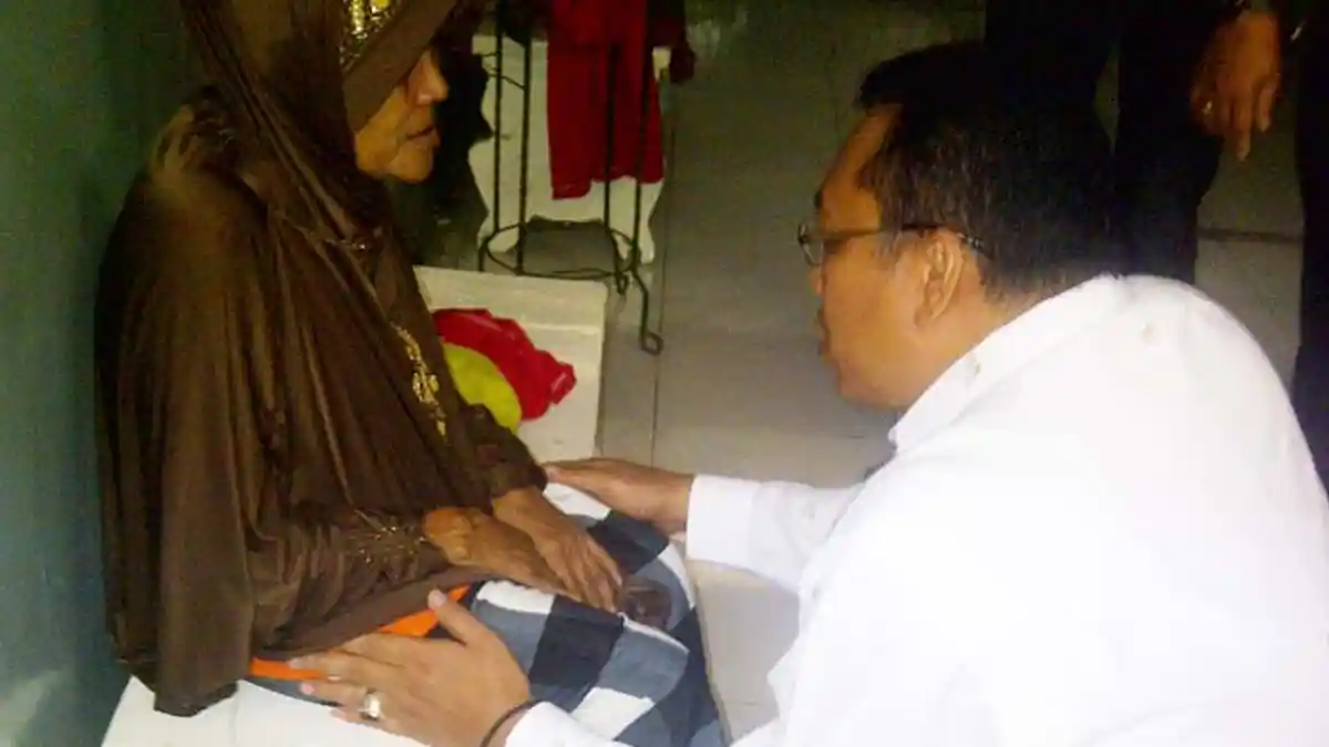Ada Apa? Bupati Situbondo Rela Duduk Berjongkok Dihadapan Asyani