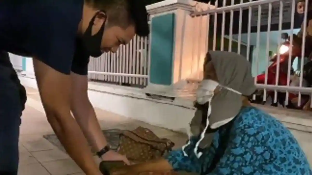 Crazy Rich Bagi-bagi Kardus Isi Uang Kepada Warga Kurang Mampu, Kecam Aksi Youtuber Ferdian Paleka