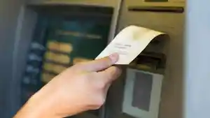 ilustrasi-mengambil-struk-setelah-transaksi-di-mesin-atm.jpg