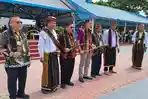 Wabup-Bulungan-Ingkong-Ala-ikut-memainkan-kesenian-Manggarai-dtjng.jpg