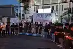 AKSI-DAMAI-Mahasiswa-saat-menyalakan-lilin-dan-berdoa-dalam-refleksi-May-Day-dan.jpg