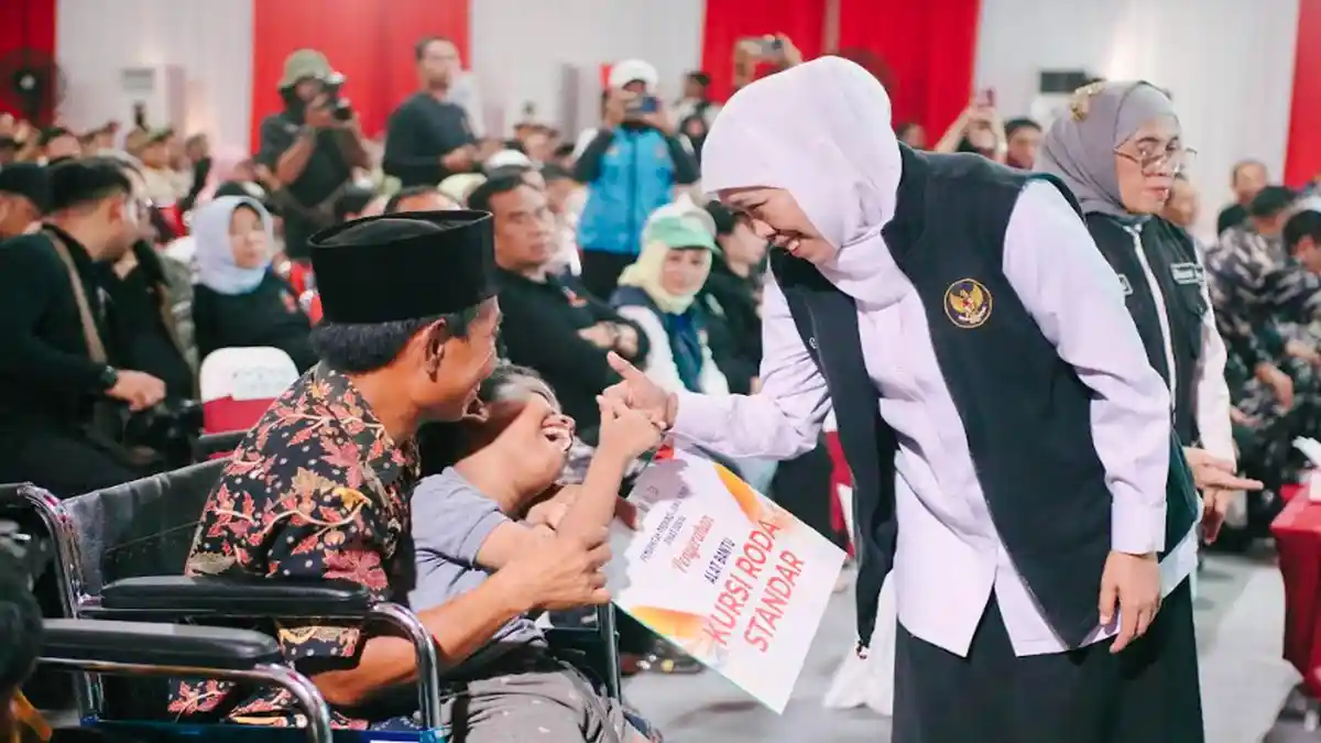Gubernur Khofifah Salurkan Bansos Rp17,36 Miliar untuk Warga Sumenep di Puncak Hari Jadi ke-81 Jatim