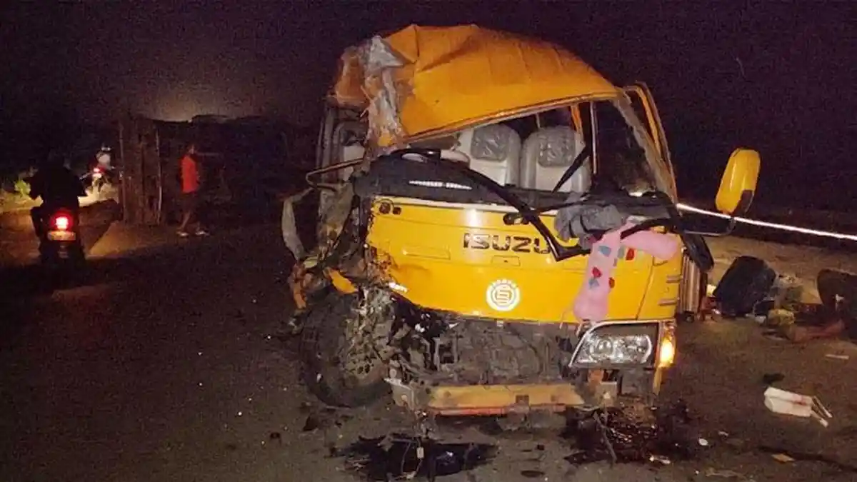 Isuzu Elf Bawa Rombongan dari Tuban Kecelakaan di Gresik, Seperti Ini Kondisi 8 Korban
