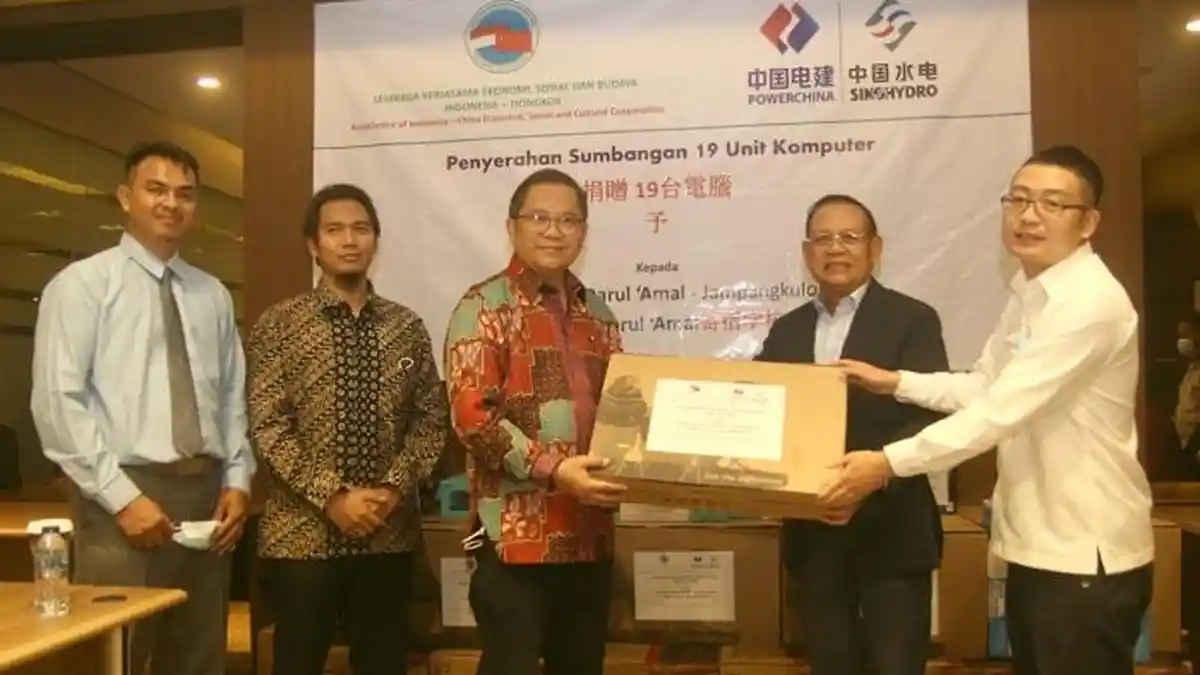 Perusahaan Tiongkok Sumbang Komputer ke Pesantren Terpadu Darul Amal Sukabumi