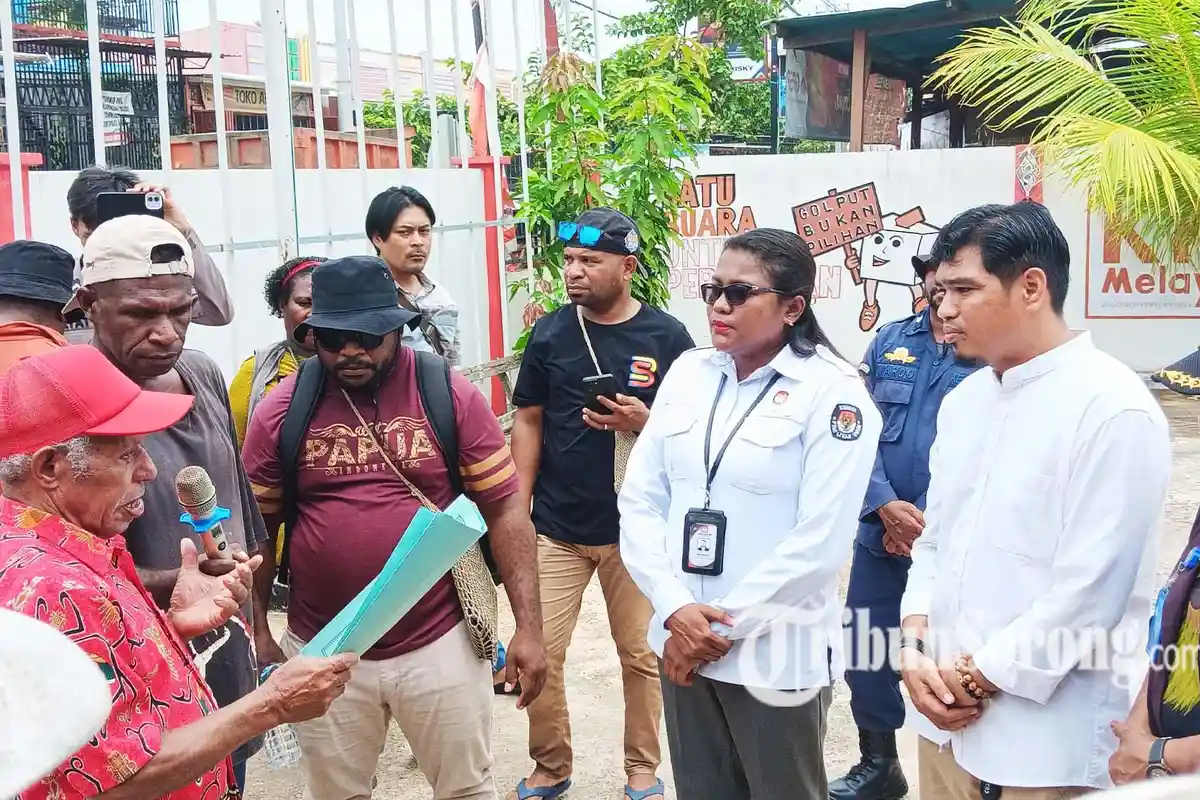 Ketua KPU Kota Sorong Tak Berani Temui Pendemo di Depan Kantornya