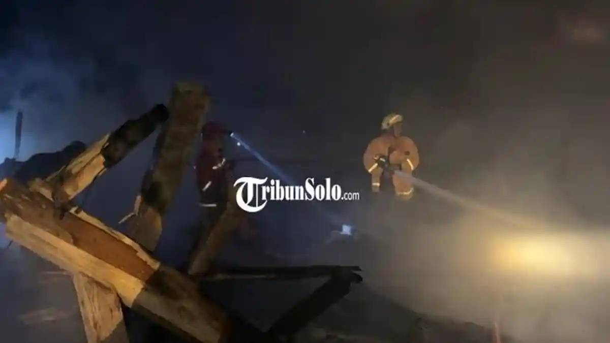 Dua Rumah di Pengkol Sragen Ludes Terbakar, Kerugian Ditaksir Capai Rp 150 Juta