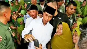 20260529-Momen-Jokowi-bertemu-warga.jpg