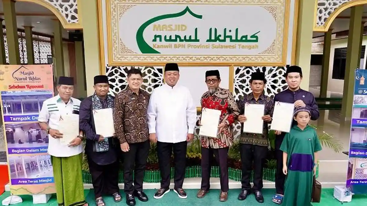 Menteri ATR/BPN Nusron Wahid Serahkan Sertifikat Wakaf untuk 5 Rumah Ibadah di Palu dan Sigi