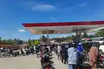 Kendaraan-mengantri-di-SPBU-Simbuang-Kecamatan-Simboro-Mamuju-Sulbar.jpg