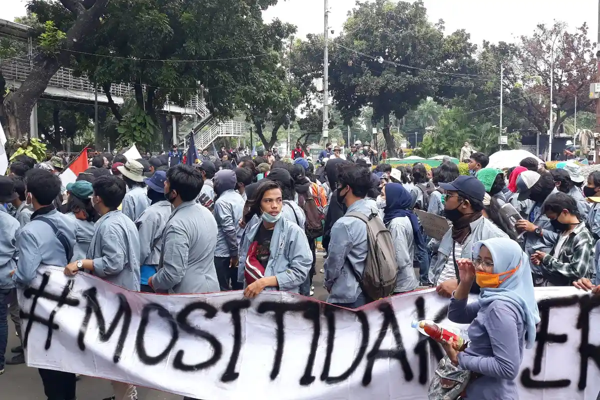 Massa Mahasiswa dan Buruh Kembali Unjuk Rasa Tolak Omnibus Law di Monas