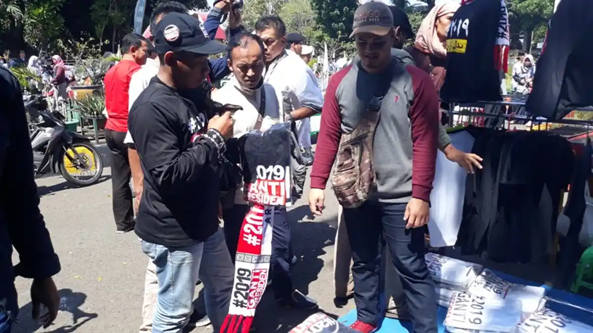 Pedagang Kaos #2019GantiPresiden yang berjualan di Masjid Istiqlal di Tegur Satpol PP