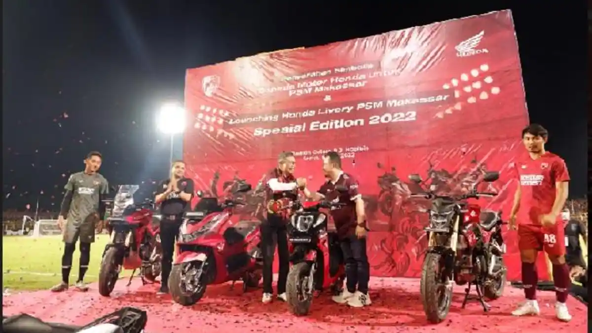 Asmo Sulsel Serahkan 17 Motor Honda untuk Pemain, Staf dan Manajemen PSM Makassar