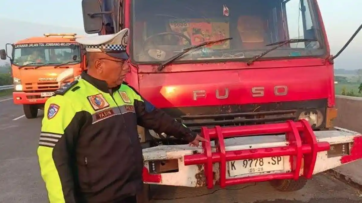 3 Nyawa Melayang dalam Kecelakaan Maut Wuling Confero Vs Truk di Tol Jomo