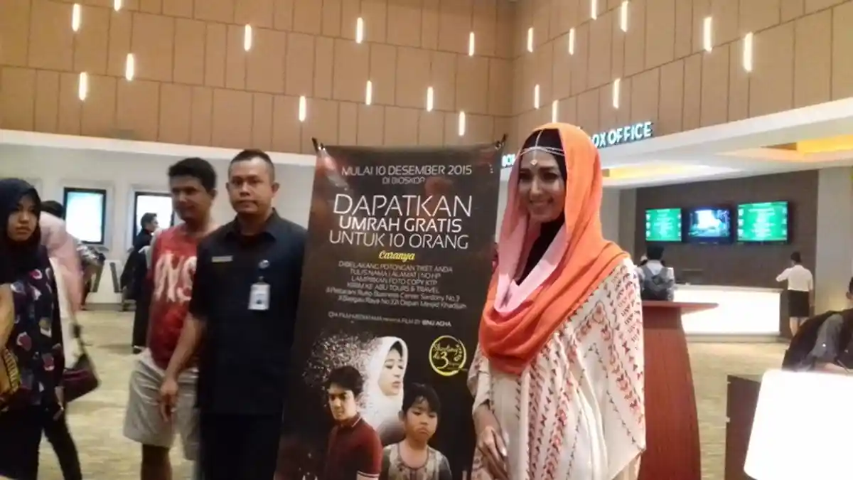 Sylvia Fully Sempatkan Tawaf Kabah di Sela-sela Syuting Film Harim
