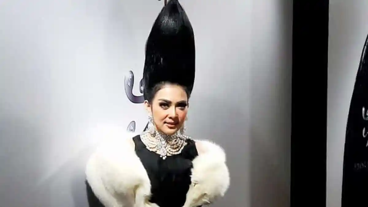 Lirik, Kunci Gitar dan Video Klip Lagu 'Sesuatu' yang Dipopulerkan oleh Syahrini