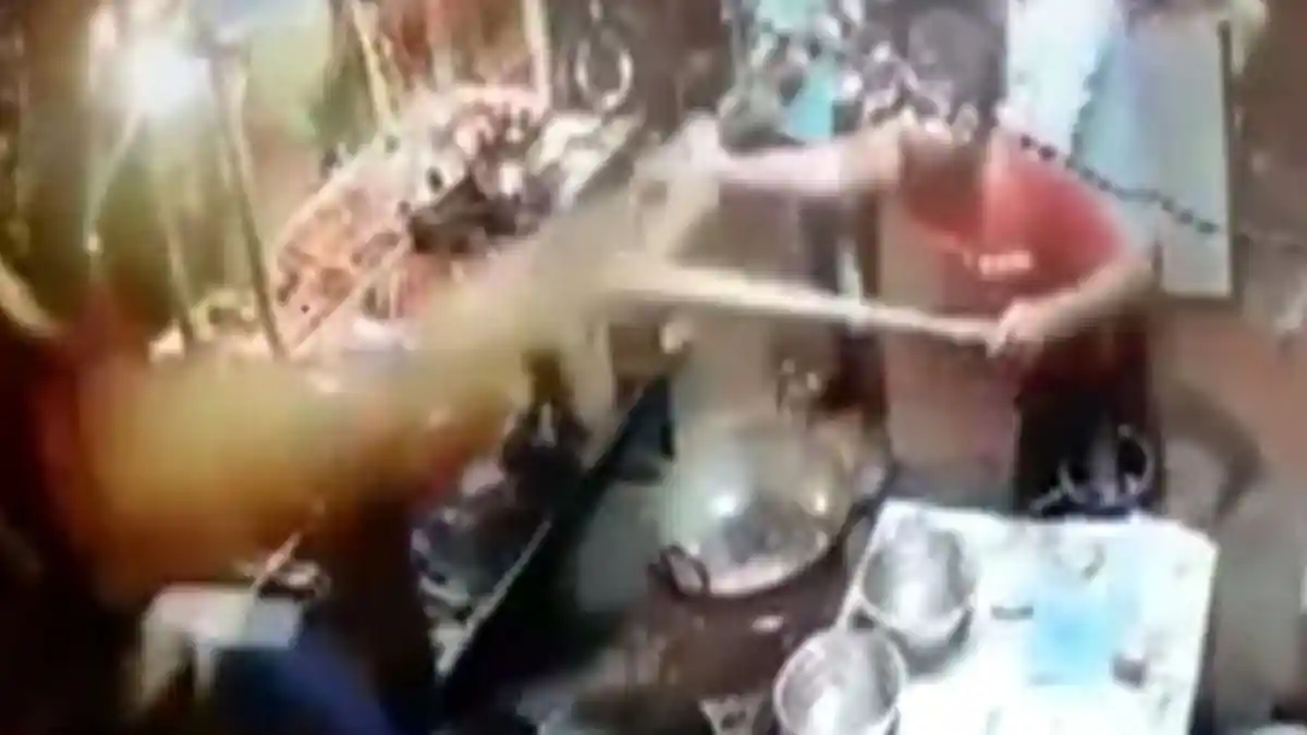 Masakannya Diprotes, Pemilik Kedai Makanan Ini Guyur Minyak Panas ke Pelanggannya
