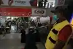 Abaikan Prokes, Warga Padati Pasar Tanah Abang untuk Berbelanja