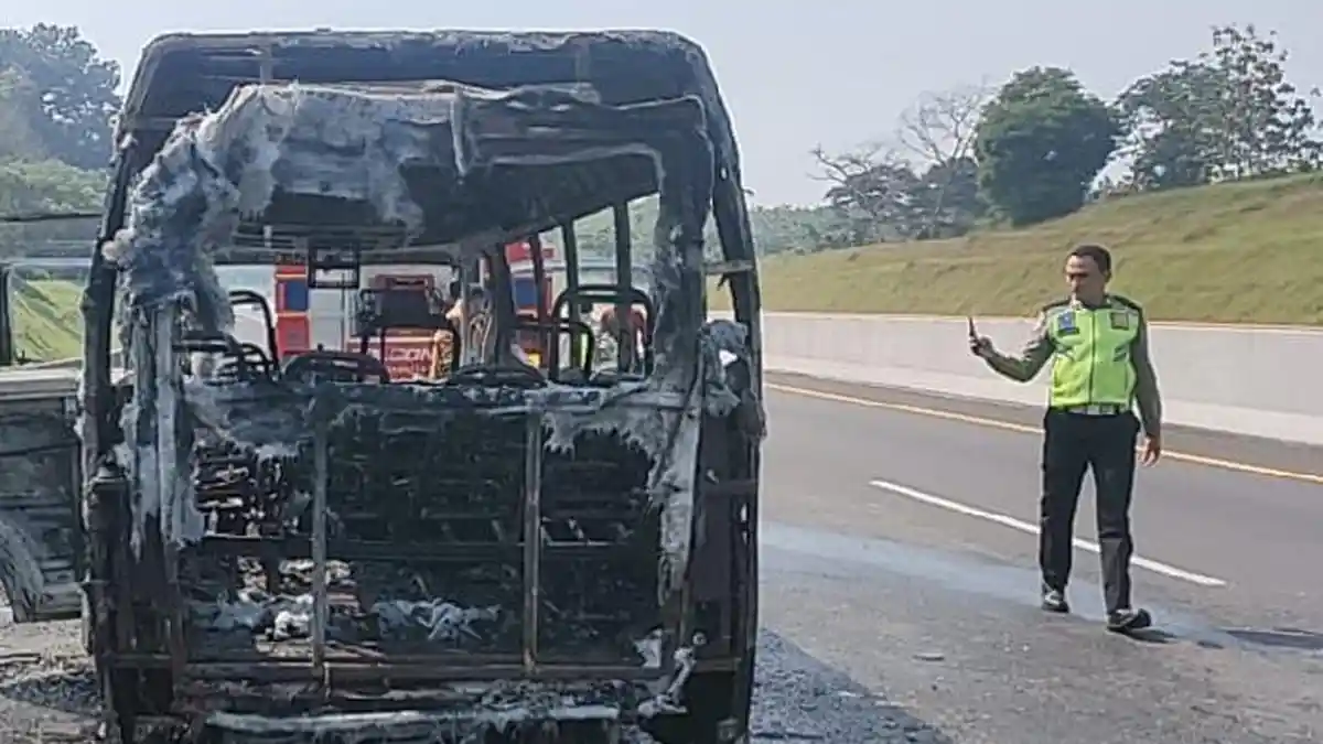 Elf Terbakar di Tol Ngawi-Kertosono, 18 Penumpang Berhamburan Keluar Dengar Suara Ledakan