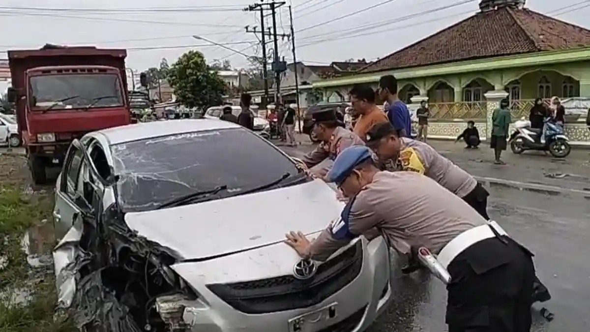 Polisi Polres Lampung Utara Lakukan Olah TKP Kecelakaan di Jalinsum