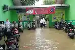 banjir-kalsel-2021-halaman-smpn-2-martapura-timur-terendam-rabu-15122021.jpg